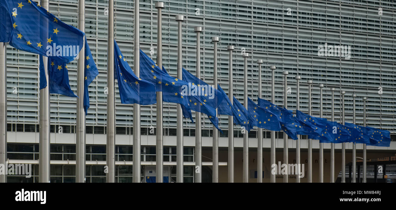 Flaggen der Europäischen Kommission Gebäude hängenden halben Mast nach dem Terroranschlag in Europa Stockfoto