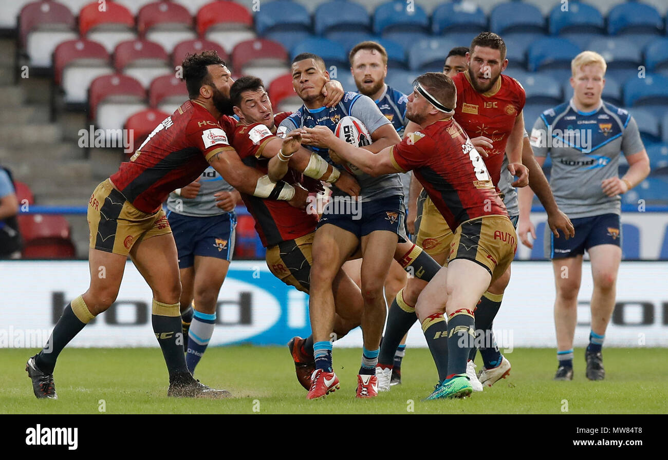 Die Huddersfield Riese Darnell McIntosh (Mitte rechts) ist von dem katalanischen Drachen 'Louis Anderson (links), Ben Garcia (Mitte links) und Remi Casty während der LADBROKES Challenge Cup, viertel Finale von der John Smith's Stadion, Huddersfield in Angriff genommen. Stockfoto