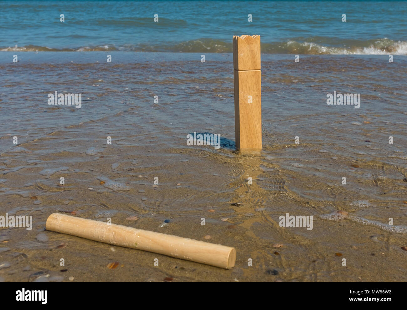 König und ein Batton aus der schwedische Outdoor-Spiel Kubbs an einem Strand. Geringe Schärfentiefe. Stockfoto