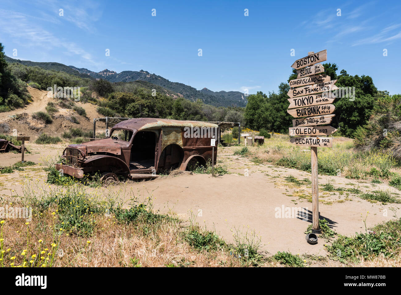 Malibu, Kalifornien, USA - 29. Mai 2018: Alt bin*A*S*H"-Films ein Zeichen und Fahrzeug auf Anzeige im Malibu Creek State Park in den Santa Monica Mountains. Stockfoto