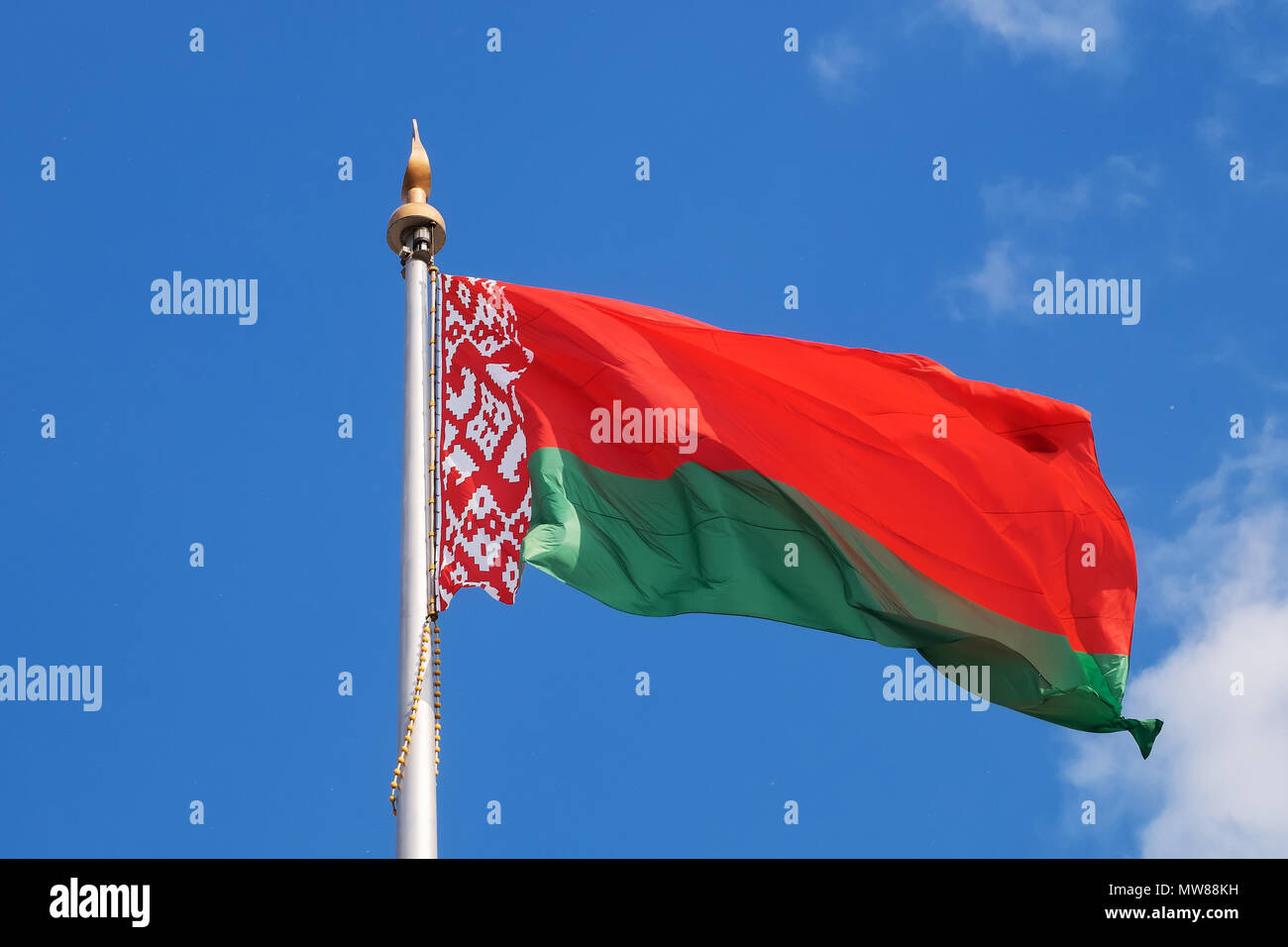 Die Nationalflagge Weißrussland (Republik Weißrussland) auf dem Platz der Staatsflagge in Minsk. Eine riesige Flagge fliegt im Wind. Stockfoto