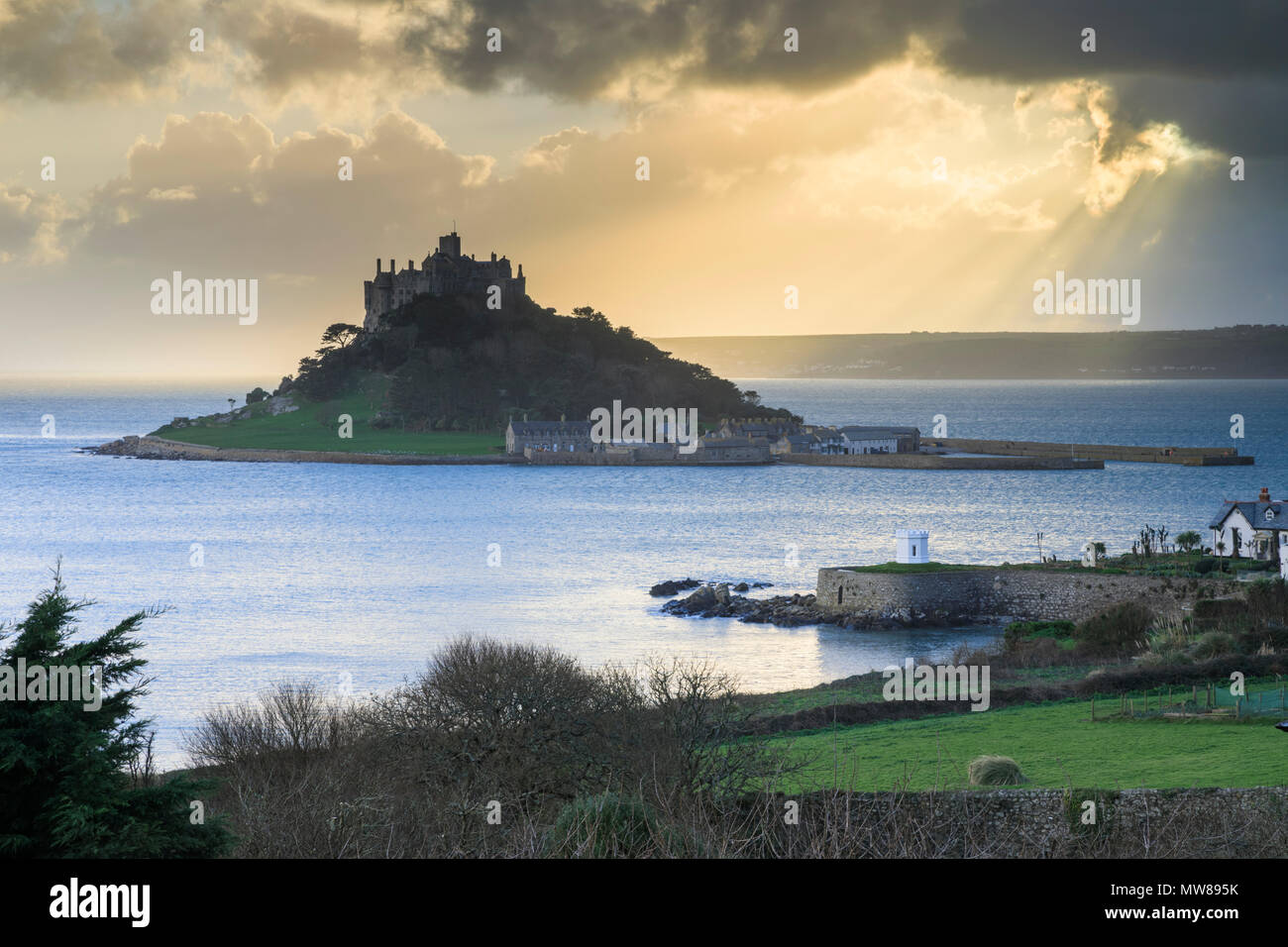 St. Michaels Mount in Cornwall bei Sonnenuntergang aufgenommen. Stockfoto