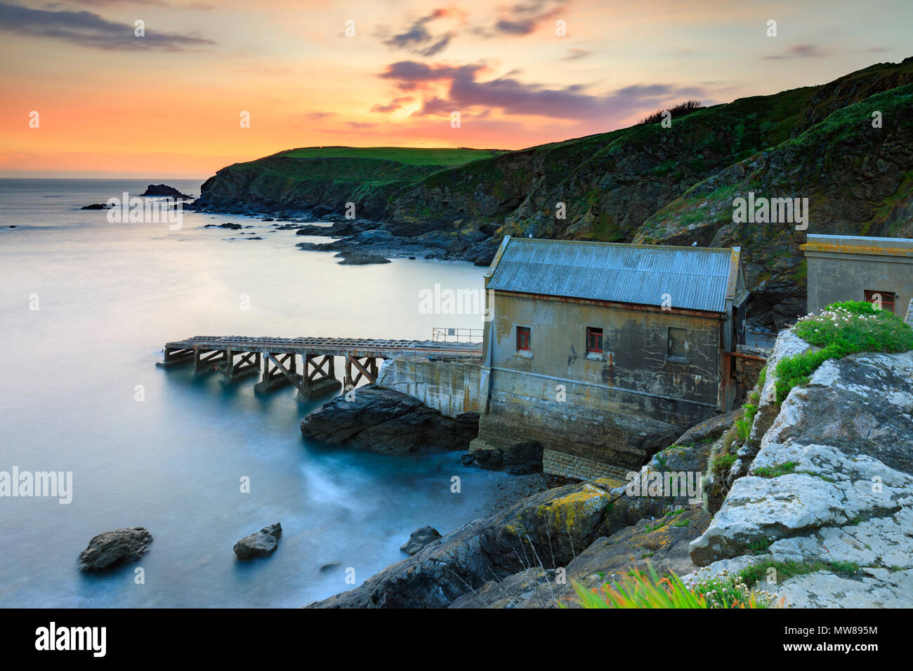 Die alten Rettungsboot Station am Lizard Point bei Sonnenuntergang eingefangen. Stockfoto