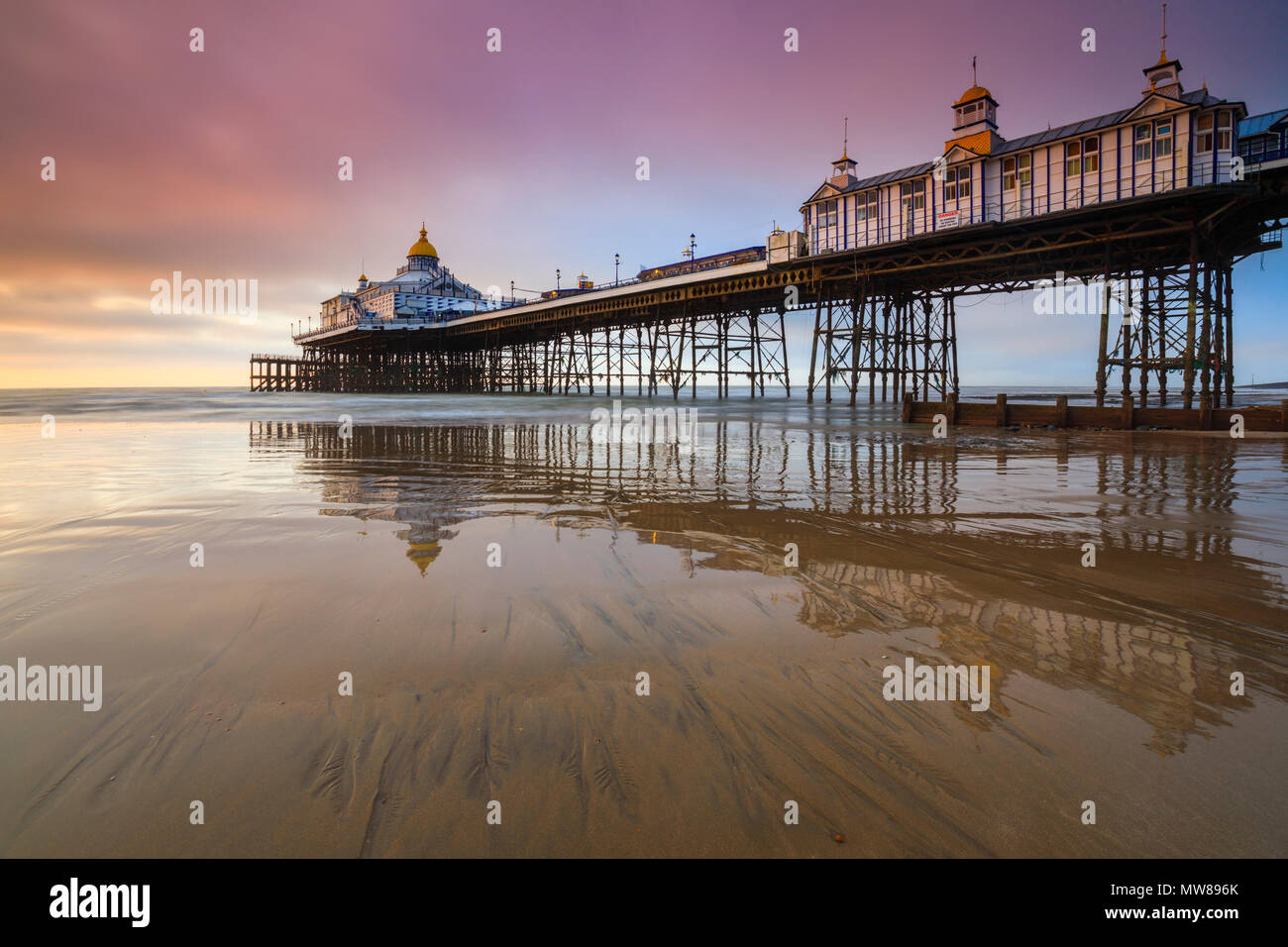 Eastbourne Pier in East Sussex bei Sonnenaufgang erfasst Stockfoto