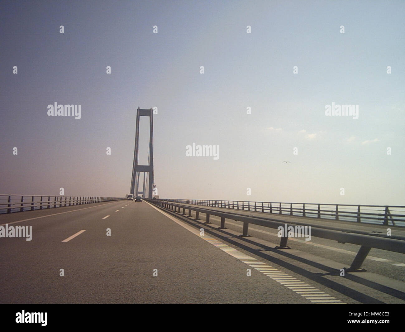 . Brücke über den Großen Belt, Dänemark. Bild auf der Abfahrt von der Brücke. 2004. Bild von Brandon Lee Hewitt im Sommer 2004 aufgenommen. 253 GreatBeltBridge Stockfoto