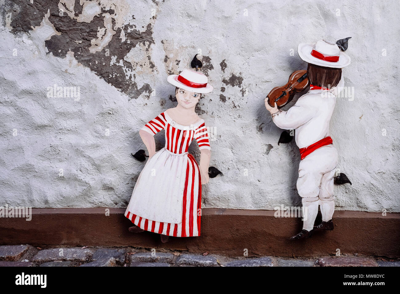 Volkstanz, 3D Street Art von Miniatur schneiden Sie bemalte Figuren, die verwitterten Außenseite des Gebäudes in der Altstadt von Riga, Riga, Lettland. Stockfoto