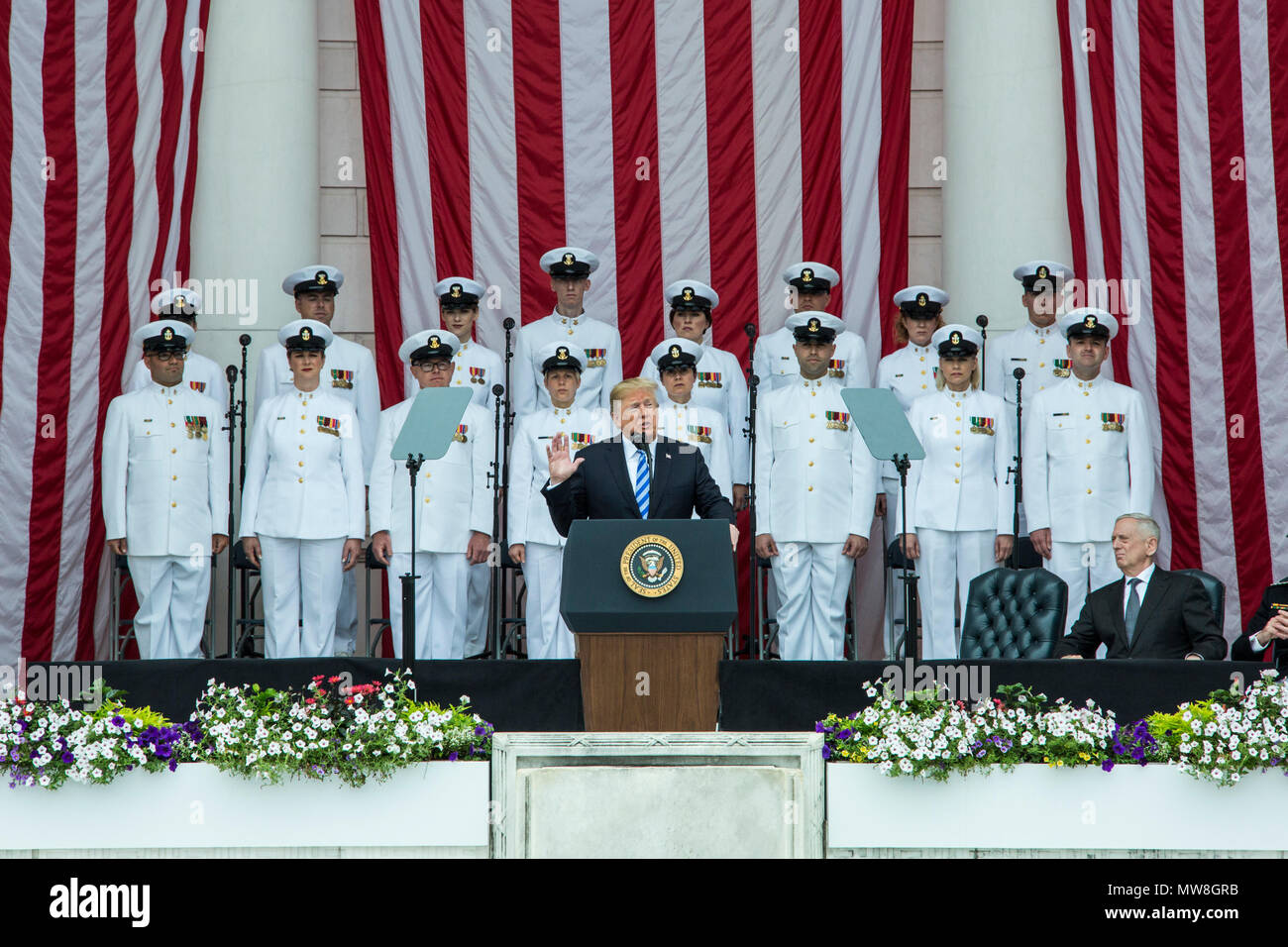 Der Herr Abgeordnete Donald J. Trumpf, 45. Präsident der Vereinigten Staaten, spricht während der 2018 Volkstrauertag Kranzniederlegung Zeremonie am Grab des Unbekannten Soldaten, Arlington National Cemetery, Arlington, Virginia, 28. Mai 2018. Jedes Jahr eine feierliche Kranzniederlegung am Grab gelegt wird, ehrt die Opfer durch Service Mitglieder, die ihr Leben im Dienst der Vereinigten Staaten von Amerika verloren. (U.S. Marine Corps Foto von Cpl. Hailey D. Clay) Stockfoto