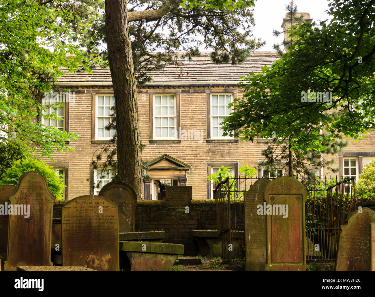 Auf dem Kirchhof von St. Michael und alle Engel zu den Bronte Parsonage, Haworth, West Yorkshire Stockfoto