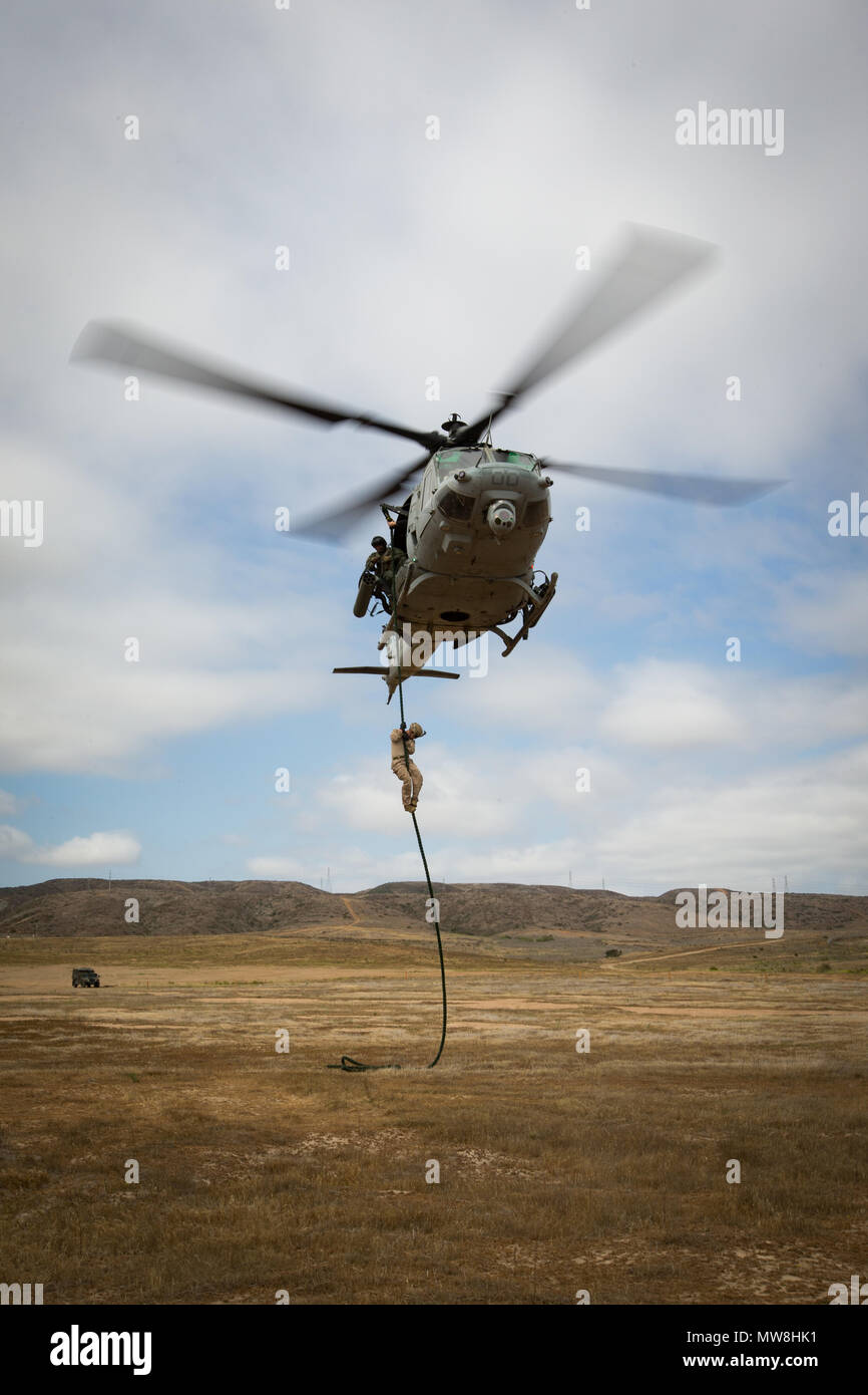 Ein US-Marine stößt aus einer UH-1Y Venom Hubschrauber während einer Übung des fastrope Marine Corps Base Camp Pendleton, Calif., 22. Mai 2018. Das Training wurde von 1 Light Armored Reconnaissance Bataillon in Verbindung mit 1 Air Naval Geschützfeuer Liaison Firma durchgeführt, die gute Kenntnisse in Mission Skills und Corporation mit Schwester Bataillone zu erhöhen. (U.S. Marine Corps Foto von Lance Cpl. Audrey M. C. Rampton) Stockfoto