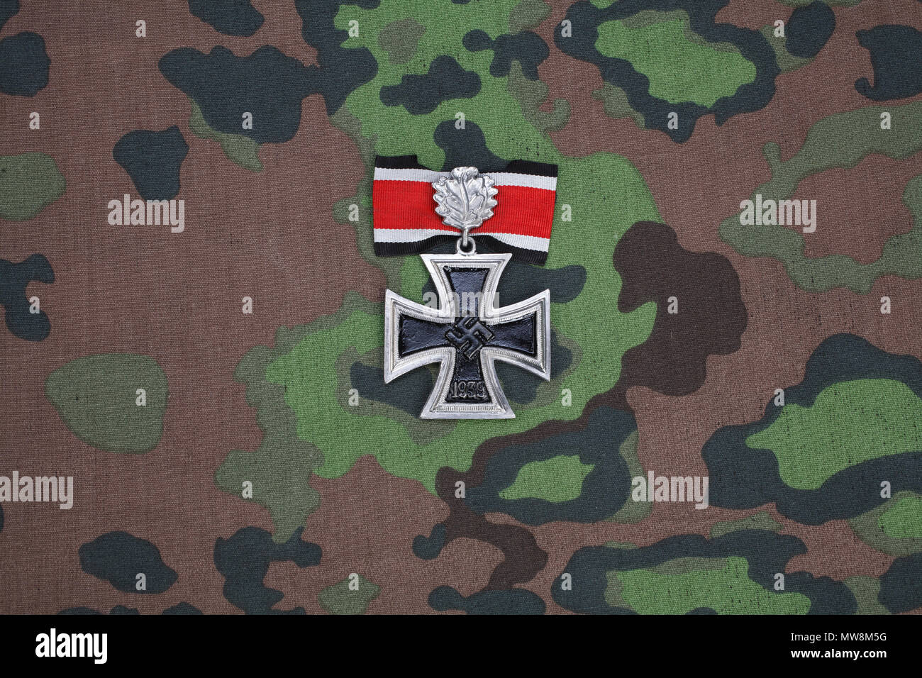 Nazi-award - Ritterkreuz des Eisernen Kreuzes auf SS Camouflage uniform Stockfoto