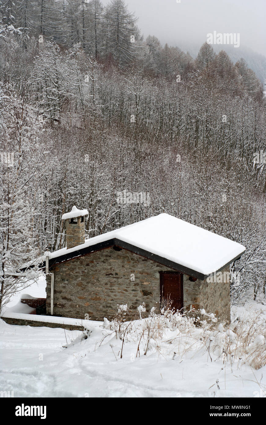 Berghütte und Winter Landschaft in die Bergamasker Alpen, Lombardei, Italien Stockfoto