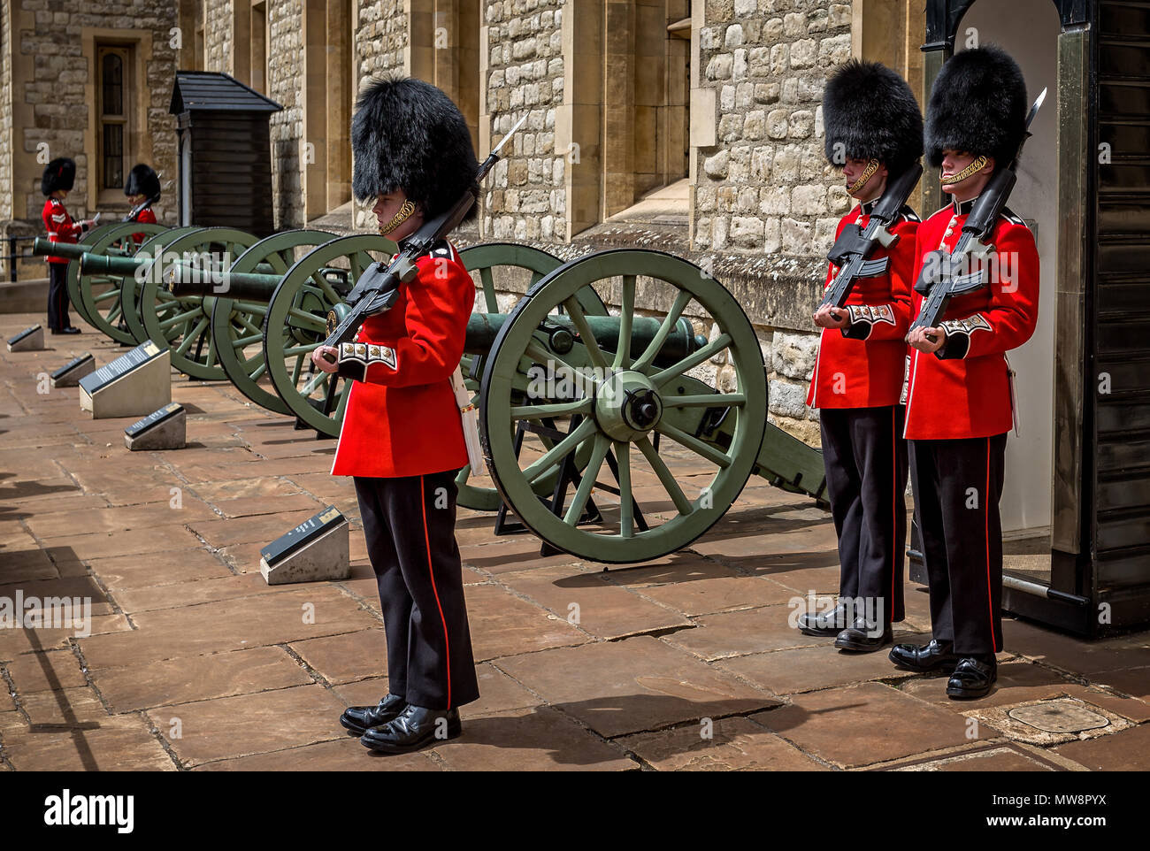 Gardisten in Bärenfellmütze Hüte im Tower of London, London, Großbritannien am 8. Juli 2017 getroffen Stockfoto