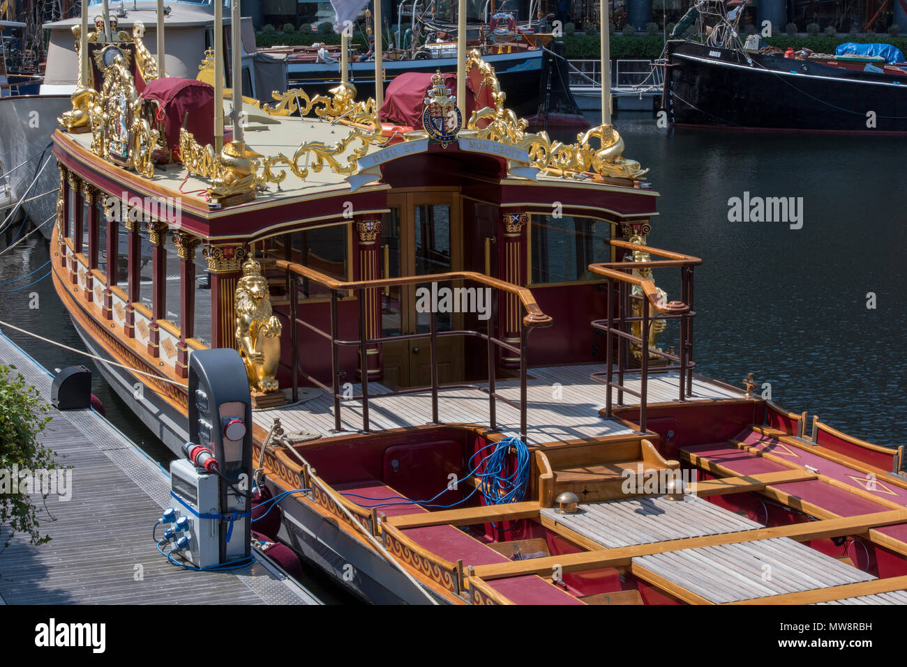 Die königliche Barke günstig neben einem Steg an der St. Katherine Docks auf dem Fluss in der Londoner Themse. Die Königinnen und königlichen Familie Transport auf dem Fluss. Stockfoto