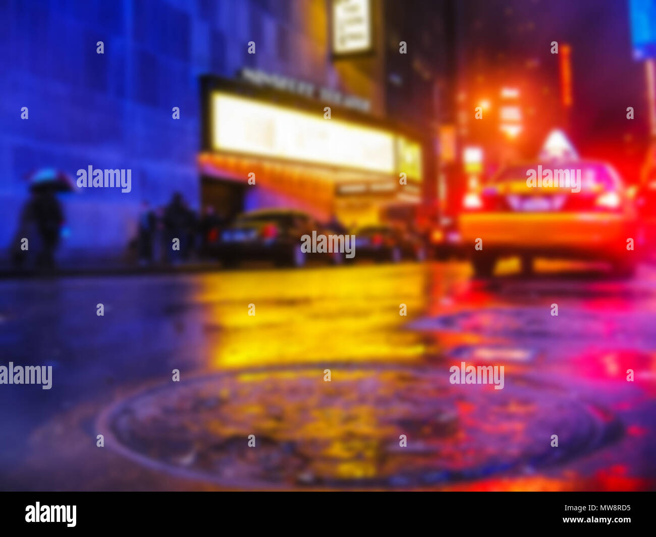 Defokussiertem Hintergrund mit Times Square Theater für Broadway Shows, Stadt Straße bei Nacht mit Taxi und ein Raucher Mannloch, New York, USA. Absichtlich verschwommene Postproduktion für bokeh Wirkung. Stockfoto