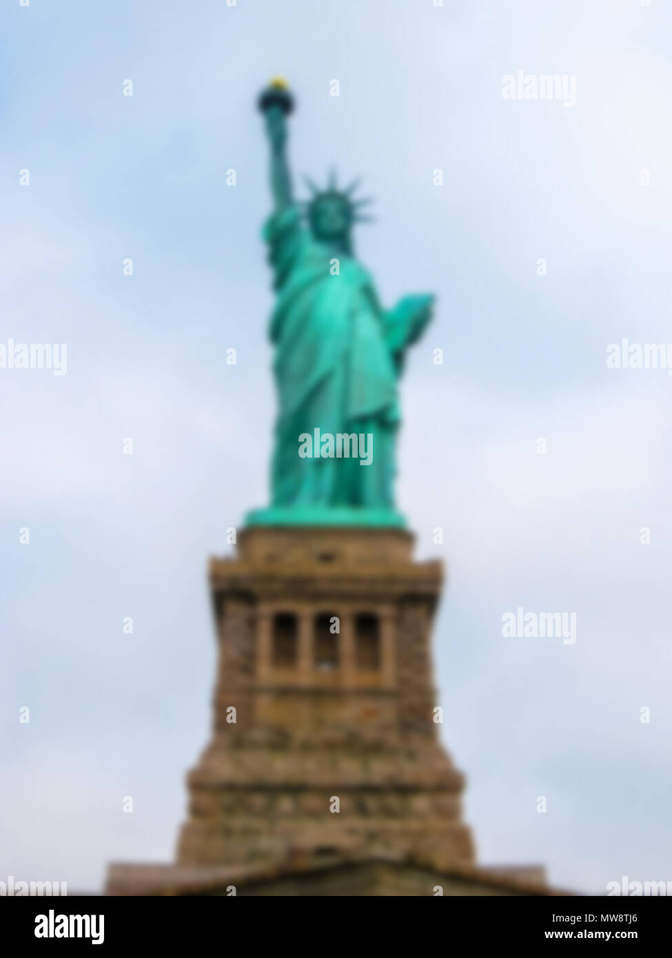 Defokussiertem Hintergrund mit Freiheitsstatue, New York City, USA. Absichtlich verschwommene Postproduktion für bokeh Effect Stockfoto