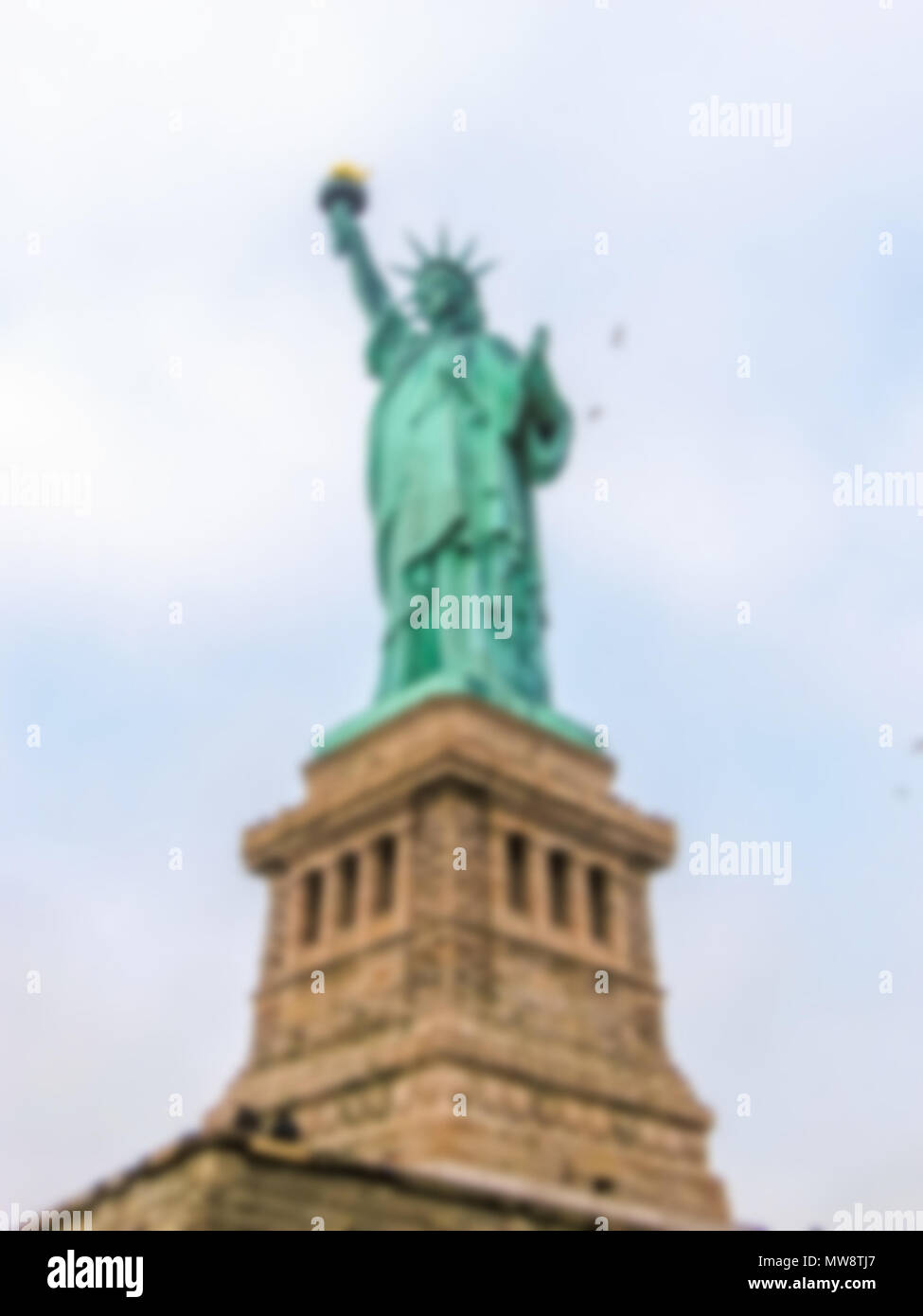 Defokussiertem Hintergrund mit Freiheitsstatue, New York City, USA. Absichtlich verschwommene Postproduktion für bokeh Effect Stockfoto
