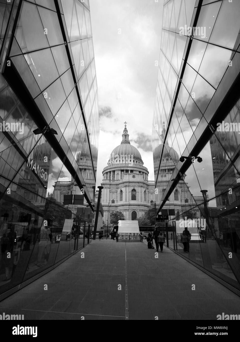 Schwarze und weiße Blick auf die St. Paul's Kathedrale, betrachtet aus zwischen zwei Gebäuden, in denen die Reflexion von St Paul's im Glas Gebäude. Stockfoto