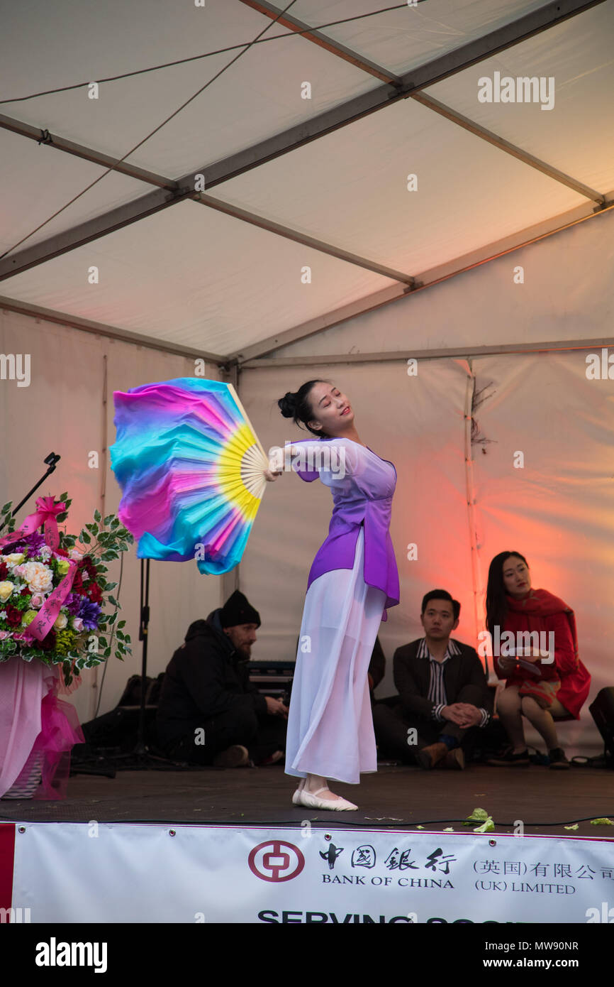 Die Feiern zum chinesischen Neujahr im Stadtzentrum von Manchester als Rechtsakte, Performances und Tänzer auf den Straßen und in den Mittelpunkt der Veranstaltung zu feiern. Stockfoto