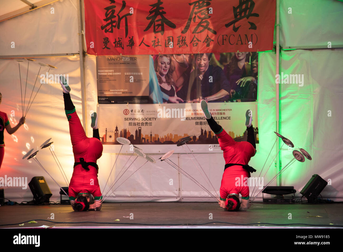 Die Feiern zum chinesischen Neujahr im Stadtzentrum von Manchester als Rechtsakte, Performances und Tänzer auf den Straßen und in den Mittelpunkt der Veranstaltung zu feiern. Stockfoto