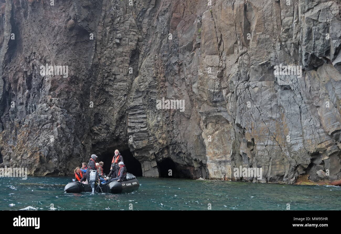 Schlauchboot mit Touristen Inspektion Felsformation Desertas Inseln, Madeira, Portugal Stockfoto