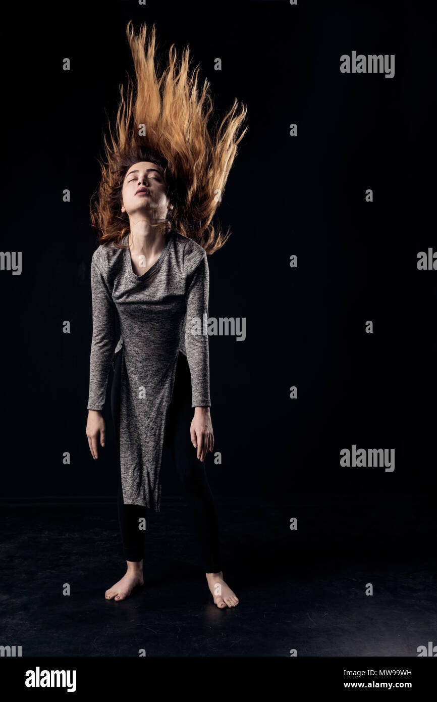 Mädchen mit fliegenden Haare tanzen auf dunklem Hintergrund, Istanbul Stockfoto