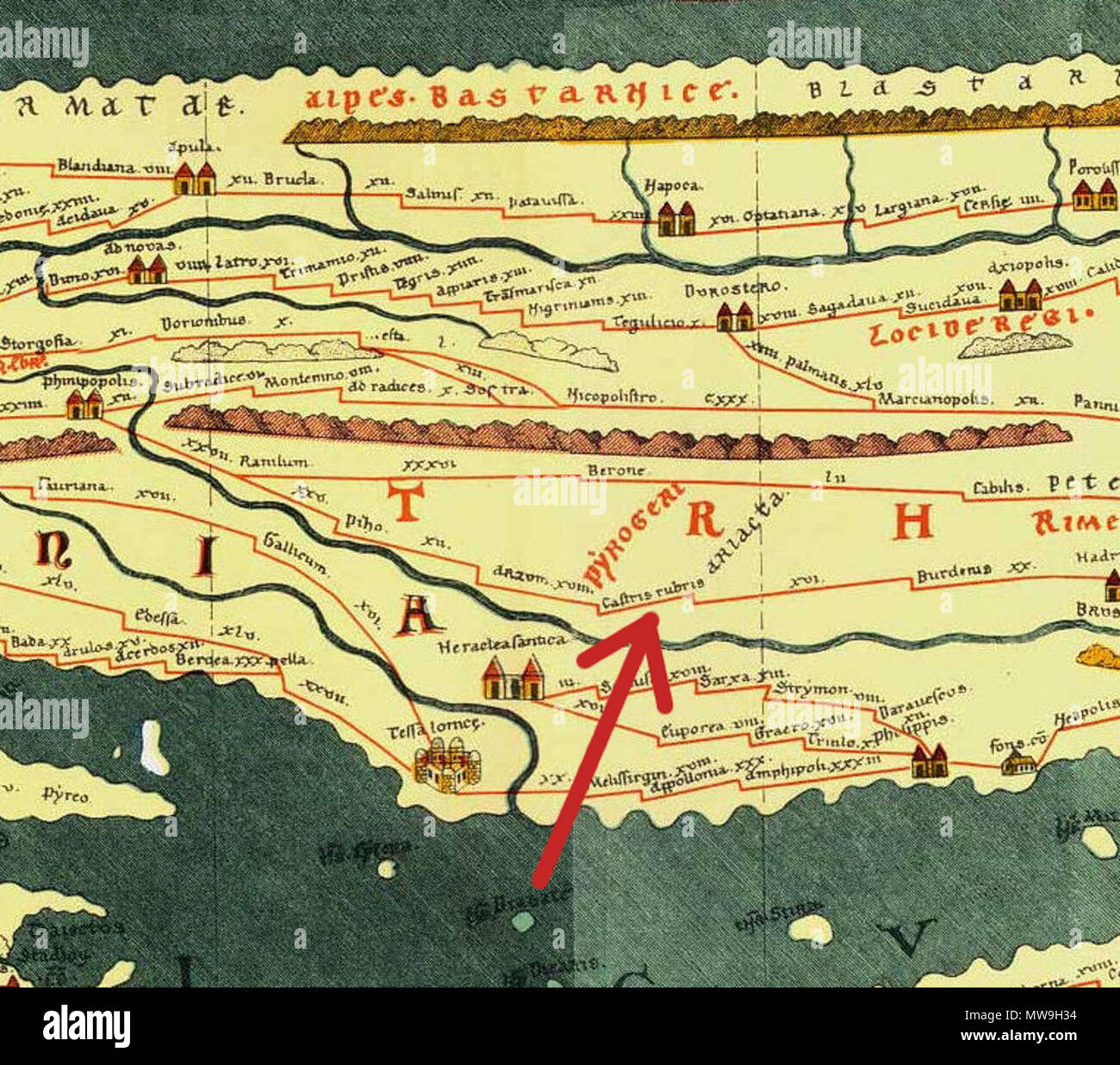 . Englisch: Ausschnitt aus Tabula Peutingeriana, 1-4 Jh. CE. Faksimile-ausgabe von conradi Millieri, 1887/1888; der rote Pfeil zeigt die Tabula Peutingeriana Plätze in modernen Bulgarien; auf der Karte: Castris rubris; in modernen Bulgarien: in der Nähe von Izvorovo (harmanli Bezirk) Deutsch: Ausschnitt aus der Tabula Peutingeriana; Orte und Stationen auf der Tabula Peutingeriana im heutigen Bulgarien; der rote Pfeil auf der Karte zeigt: Castra rubris; im heutigen Bulgarien: Stadt Castra rubra Български: Изрез от Места Пойтингеровата карта; на Пойтингеровата карта намиращи се в днешна България; червенате стрела н Stockfoto
