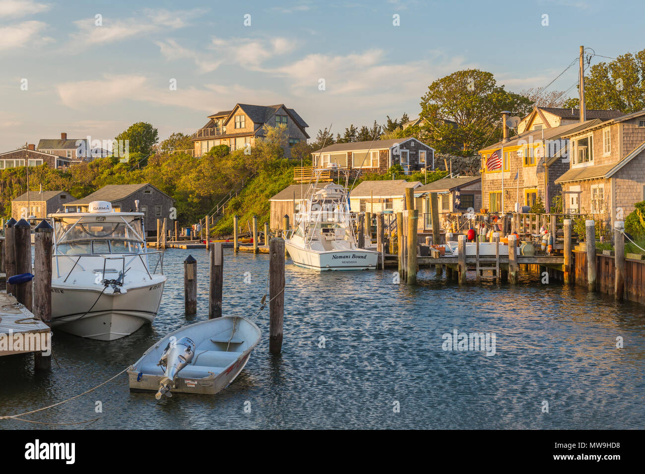 Boote angedockt in Menemsha Becken kurz vor Sonnenuntergang, im Fischerdorf Menemsha in Chilmark, Massachusetts auf Martha's Vineyard. Stockfoto