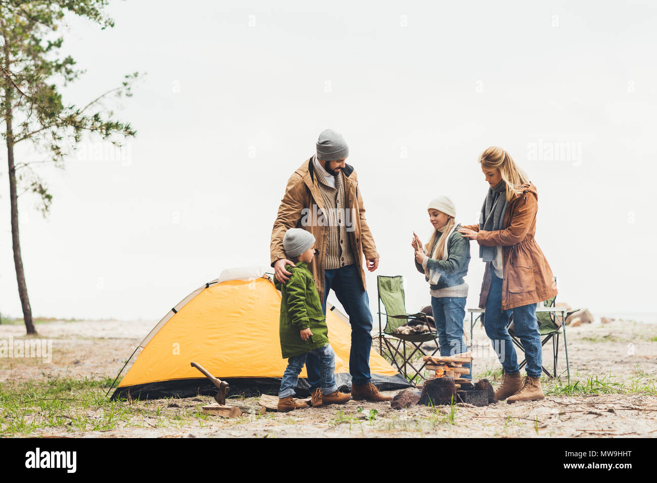 Schöne Familie in Campen auf kalten Bewölkter Tag Stockfoto