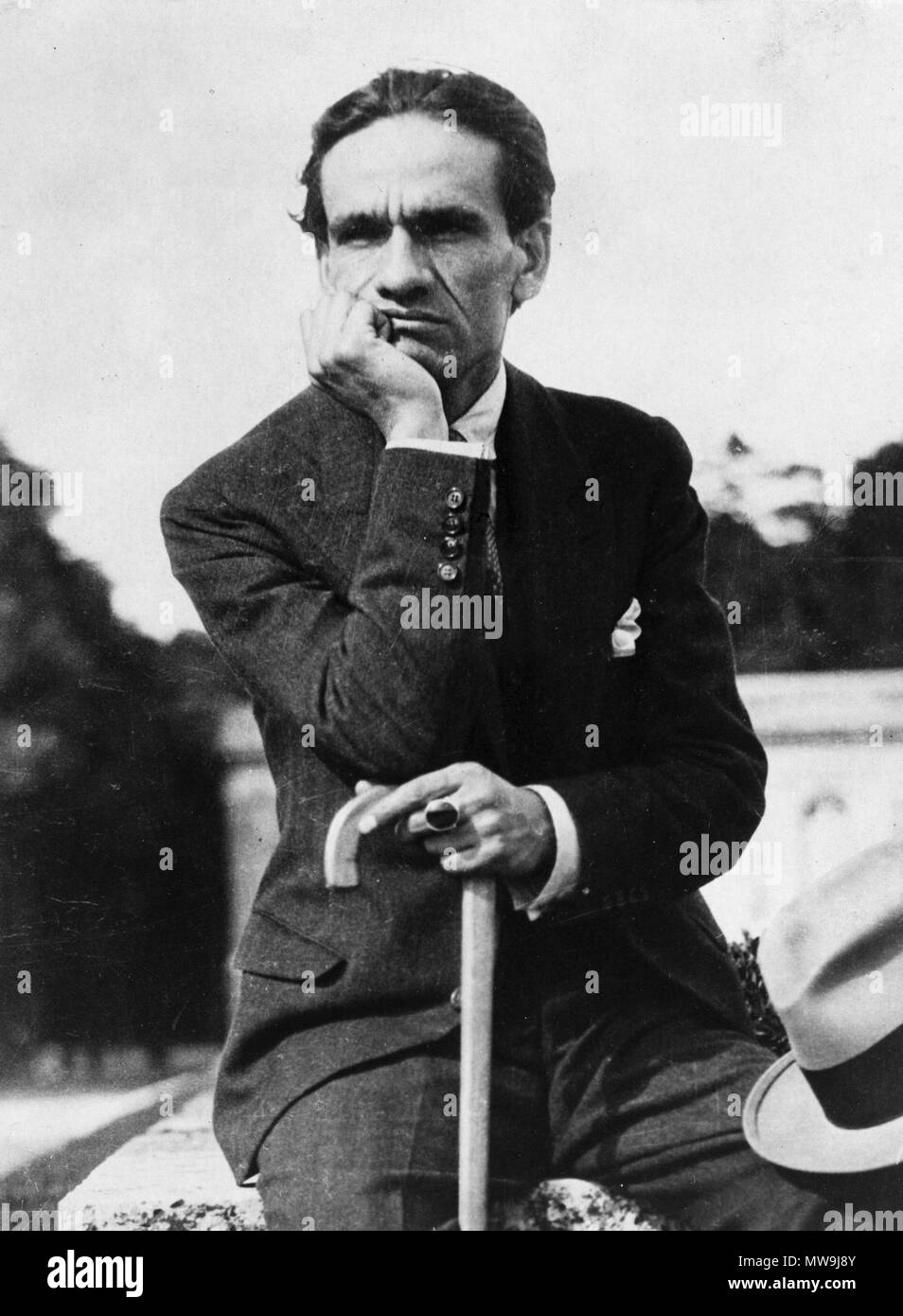 . Fotografia de César Vallejo en el Parque de Versalles. 1929. Juan Domingo Córdoba 120 Cesar Vallejo 1929 Stockfoto