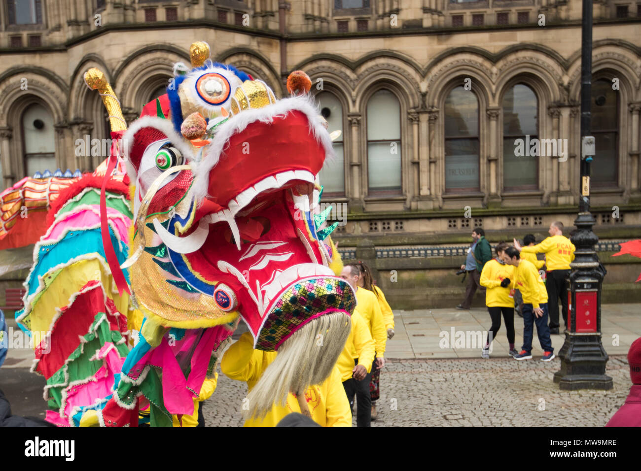 Chinesisches Neues Jahr Drachen, wie es durch die Straßen für die Feierlichkeiten zum Chinesischen Neuen Jahr in Manchester, Großbritannien getanzt Stockfoto