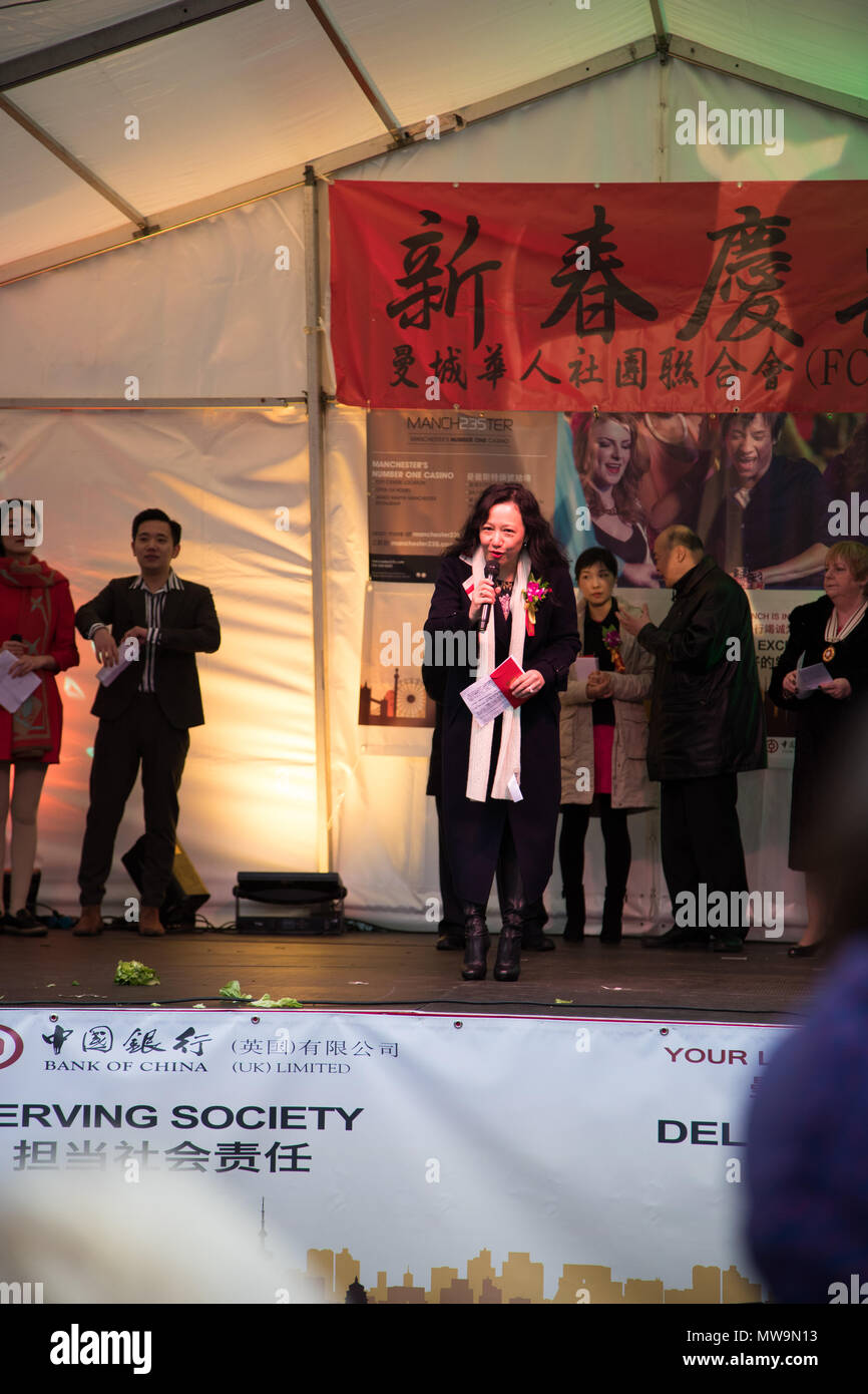 Moderatoren und Referenten für die Feierlichkeiten zum Chinesischen Neuen Jahr in Manchester, Großbritannien Stockfoto