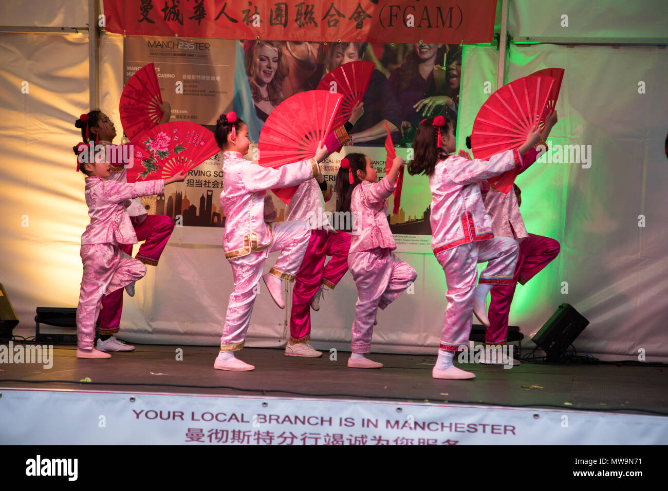 Chinesische Mädchen führen Sie einen Chinesischen Tanz mit Lüftern für die Feierlichkeiten zum Chinesischen Neuen Jahr in Manchester, Großbritannien Stockfoto