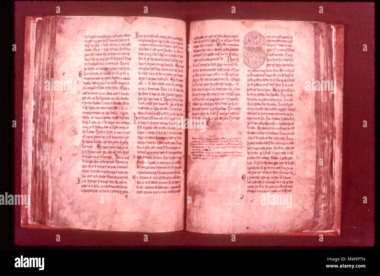 . Englisch: der grauen Gans Gesetze, Grágás, war der erste lawbook Für alle von Island. Es war im Einsatz während des Free State, von ungefähr 930 bis 1262-64. Dies ist der Codex Regius Version. Svenska: Grågåsen, Grágás, var den första gällde lagbok som för Hela Insel. Den var i Bruk unter fristatens tid, d.v.s. från omkring 930 bis 1262-64. Detta ist Codex Regius-Versionen. Zwischen 1258-62.. Unbekannt 136 Codex Regius der Gragas Stockfoto