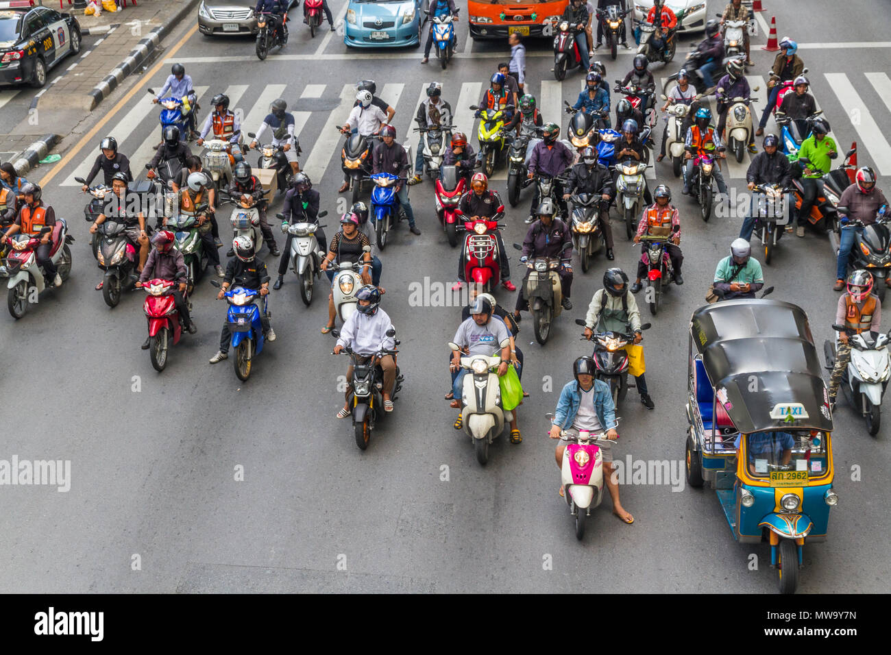 THAILAND - AUGUST 30 Bangkok Motorroller und Motorräder warten auf grünes Licht 30, 2017 in Bangkok, Thailand Stockfoto