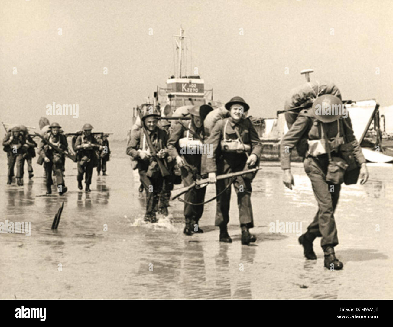 . Englisch: Kanadische Infanterie Verstärkungen kommen in Courseulles-sur-Mer. Foto von Ken Bell. 26 Juli 2013, 18:19:47. Ken Bell 110 kanadischen Infanterie Verstärkungen kommen in Courseulles-sur-Mer. Stockfoto