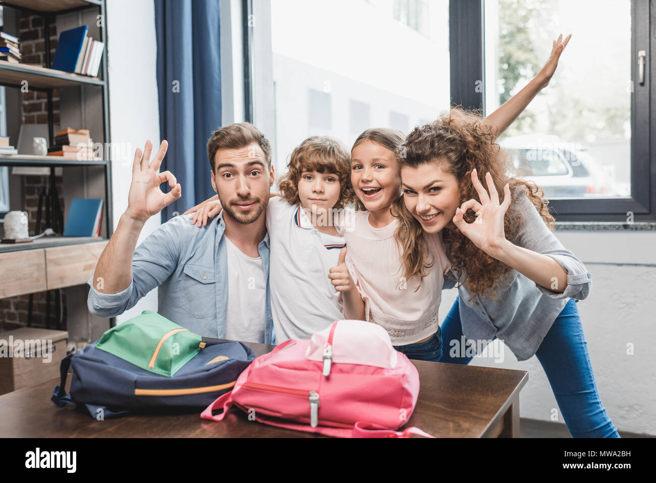 Eltern zeigen ok Zeichen mit Kids für rist Tag bereit, in der Schule Stockfoto