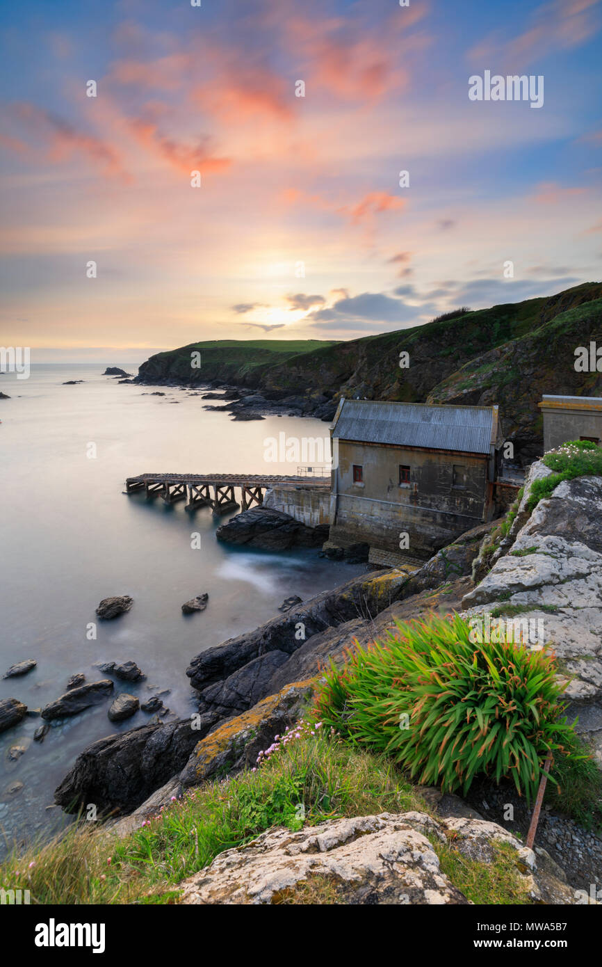 Die alten Rettungsboot Station am Lizard Point bei Sonnenuntergang eingefangen. Stockfoto