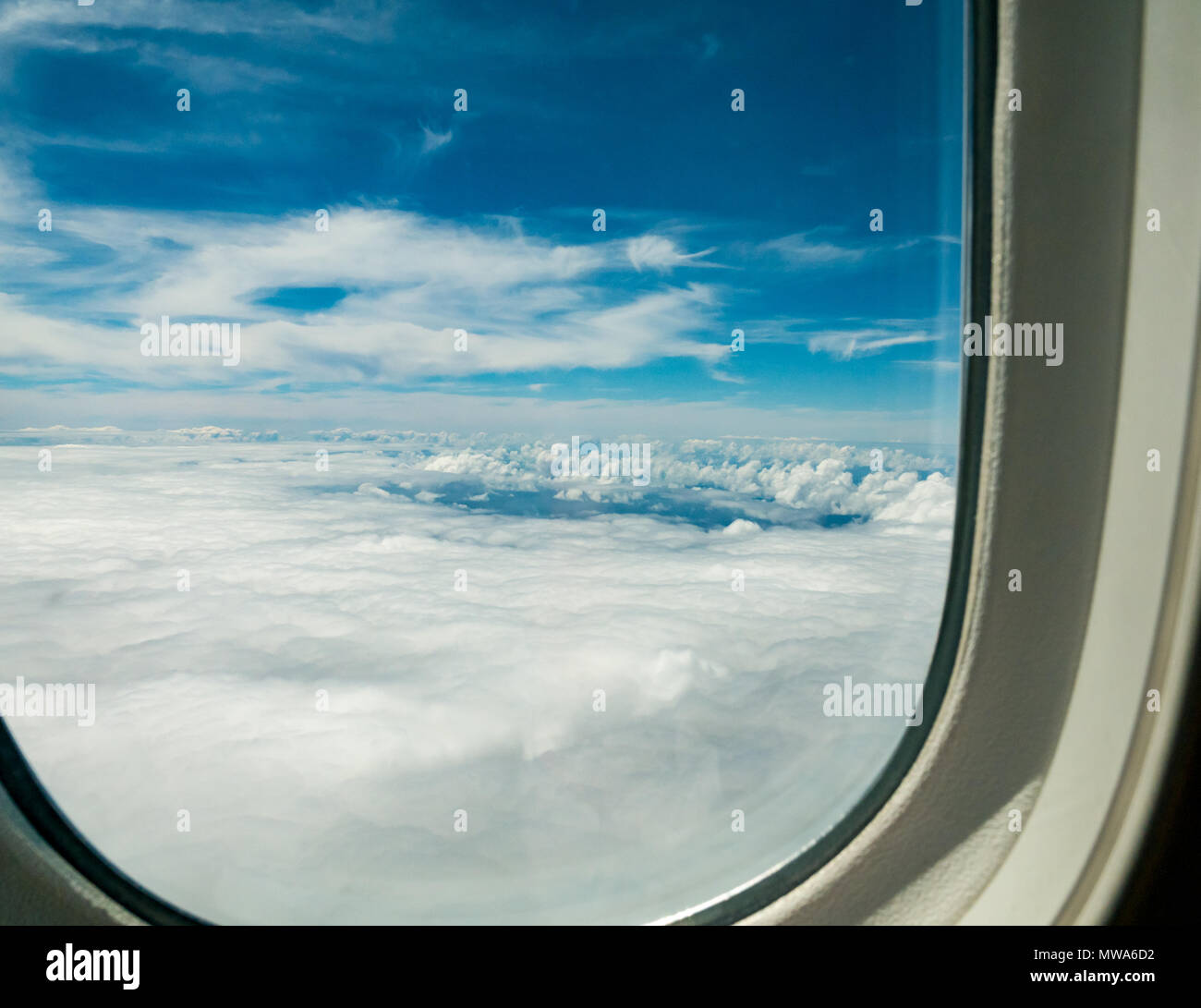 Blick von latam Airlines Dreamliner 787 Business Class Sitz durch Fenster mit Blick auf den Pazifischen Ozean zwischen der Osterinsel und Chile Stockfoto