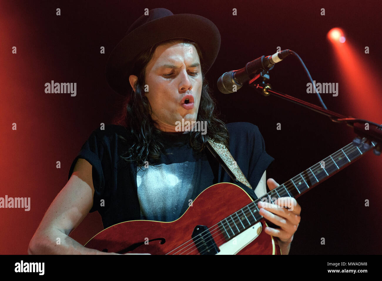 James Bay live im Konzert an einem Ausverkauften Datum, an seine UK-Tour 2015. James Bay leben, James Bay auf der Bühne, das Chaos und die Ruhe Album und Tour. Stockfoto