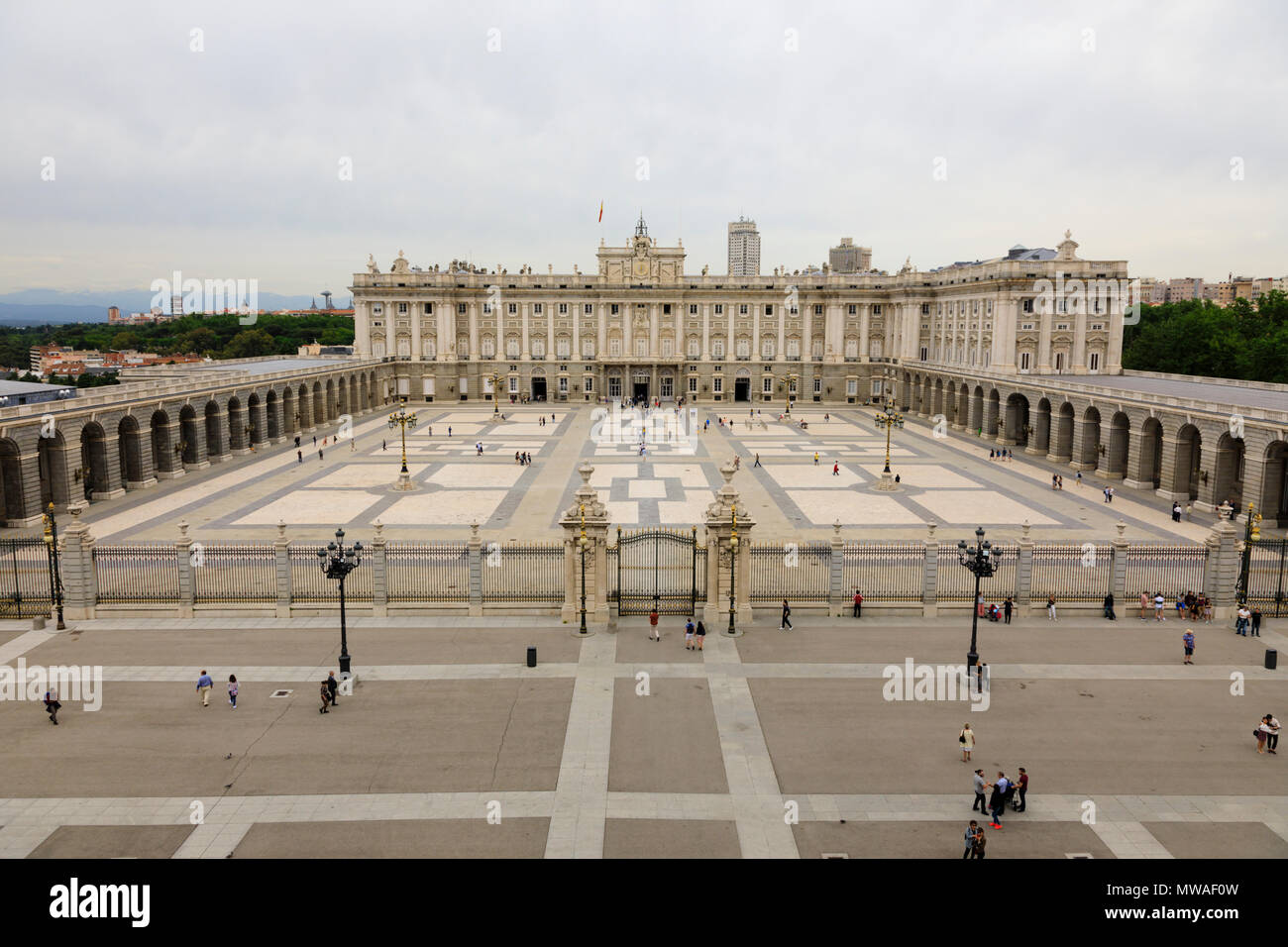Den Königspalast Palacio Real de Madrid. offizielle Residenz der spanischen Königsfamilie. Calle de Granada, Madrid, Spanien. Mai 2018 Stockfoto