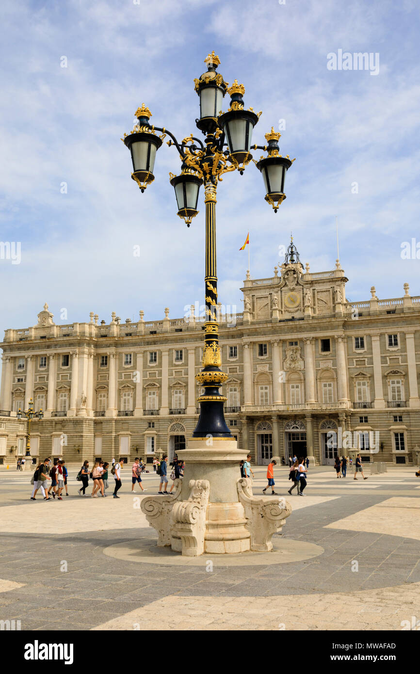 Detail der Lamp Post im Hof des Königspalastes Palacio Real de Madrid. offizielle Residenz der spanischen Königsfamilie. Calle de Bailen, Mad Stockfoto