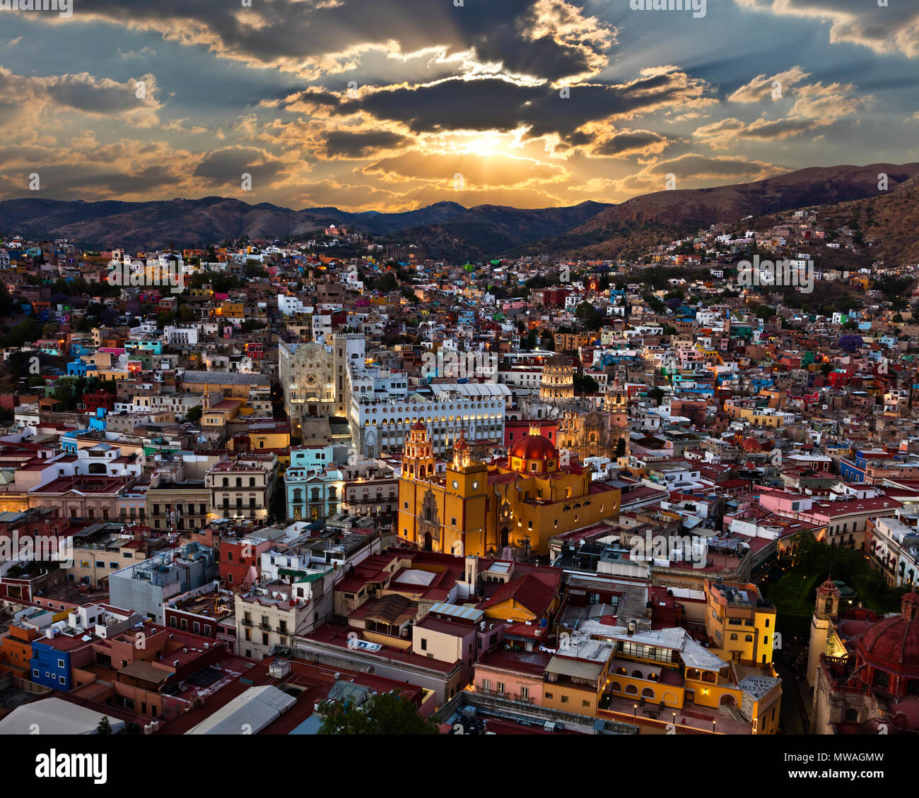 Die Basilika COLEGIATA DE NUESTRA SEÑORA DE GUANAJUATO leuchtet an der Sunset Stunde - Guanajuato, Mexiko Stockfoto