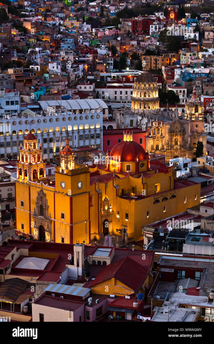 Die Basilika COLEGIATA DE NUESTRA SEÑORA DE GUANAJUATO leuchtet an der Sunset Stunde - Guanajuato, Mexiko Stockfoto