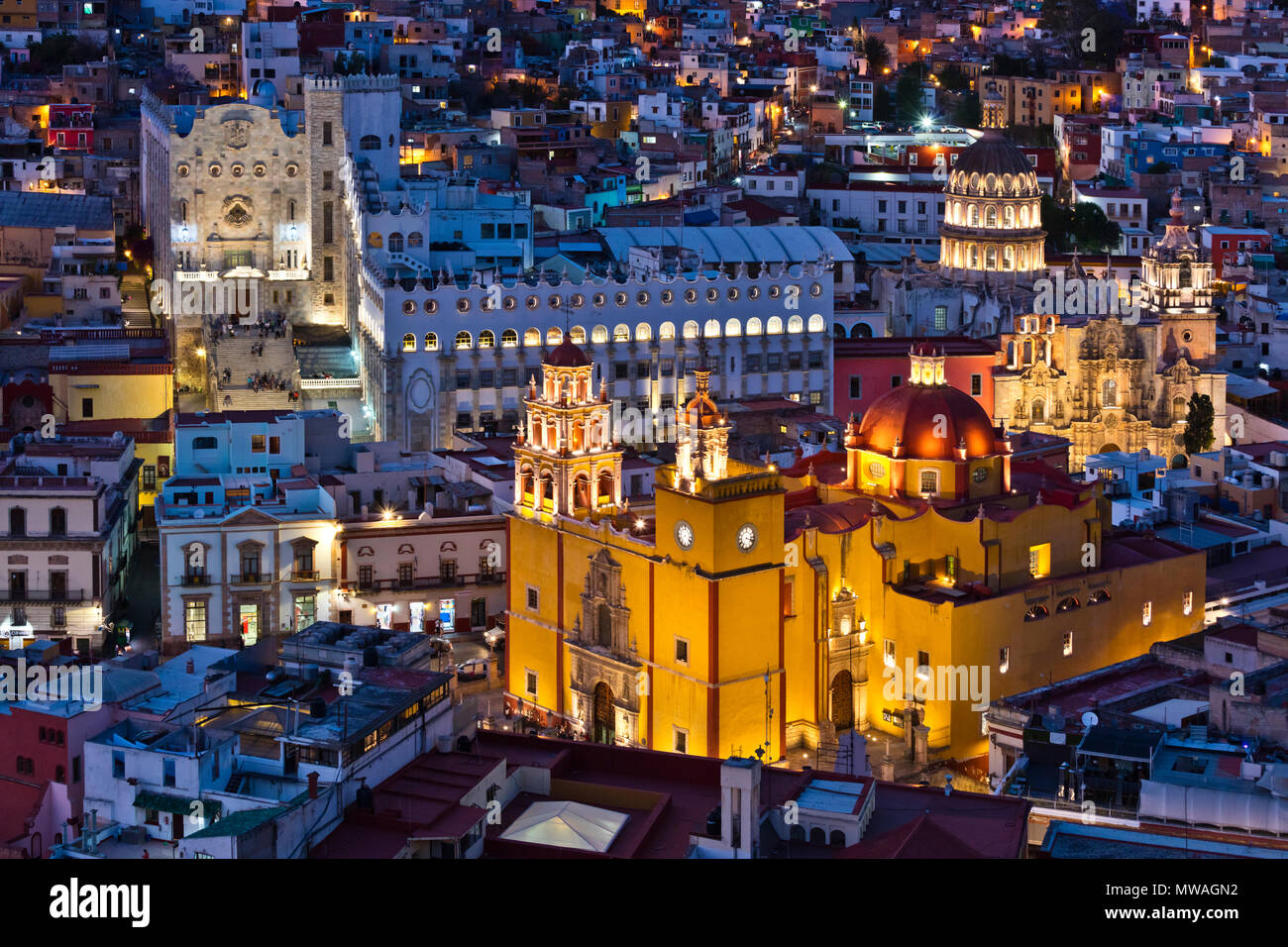 Die Basilika COLEGIATA DE NUESTRA SEÑORA DE GUANAJUATO leuchtet an der Sunset Stunde - Guanajuato, Mexiko Stockfoto