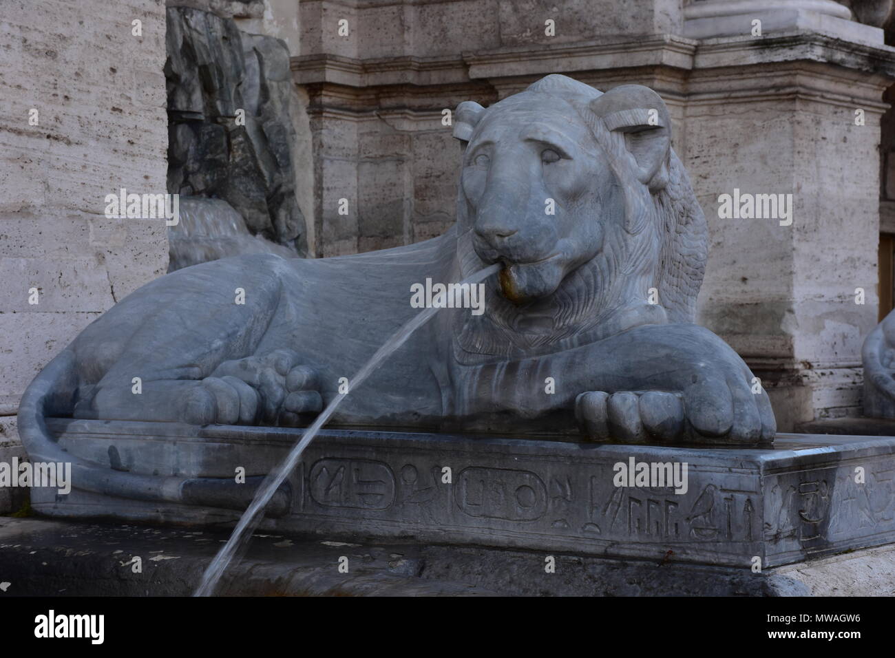 Rom. Der Moses Brunnen oder glücklich Brunnen auf der Piazza San Bernardo, zwischen 1585 und 1587 gebaut. Details. Stockfoto