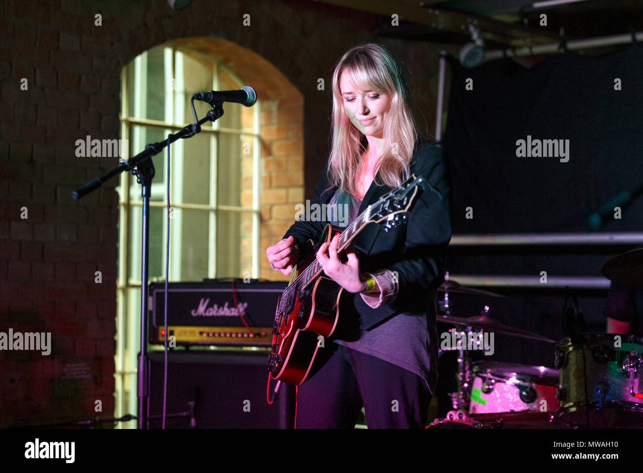 Hannah Lou Clark perrforming live auf 2Q-Festival in Derby, East Midlands, UK. Hannah Lou Clark Sänger, Hannah Lou Clark auf der Bühne, Hannah Lou Clark leben. Stockfoto