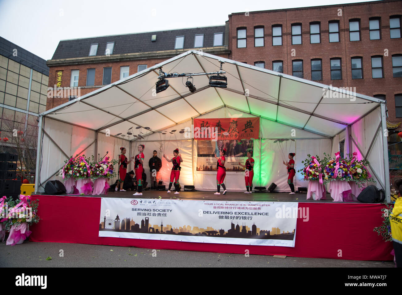 Die Feiern zum chinesischen Neujahr im Stadtzentrum von Manchester als Rechtsakte, Performances und Tänzer auf den Straßen und in den Mittelpunkt der Veranstaltung zu feiern. Stockfoto