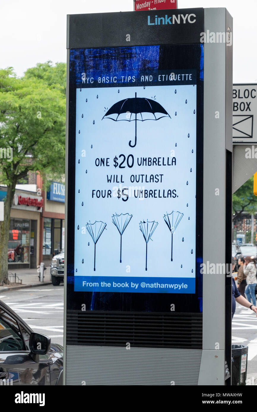 Eine LINKNYC Terminal in Forest Hills, Queens, die kostenlose Telefongespräche bietet, WLAN-Service, Public Service Announcements & lustige Nachrichten Stockfoto