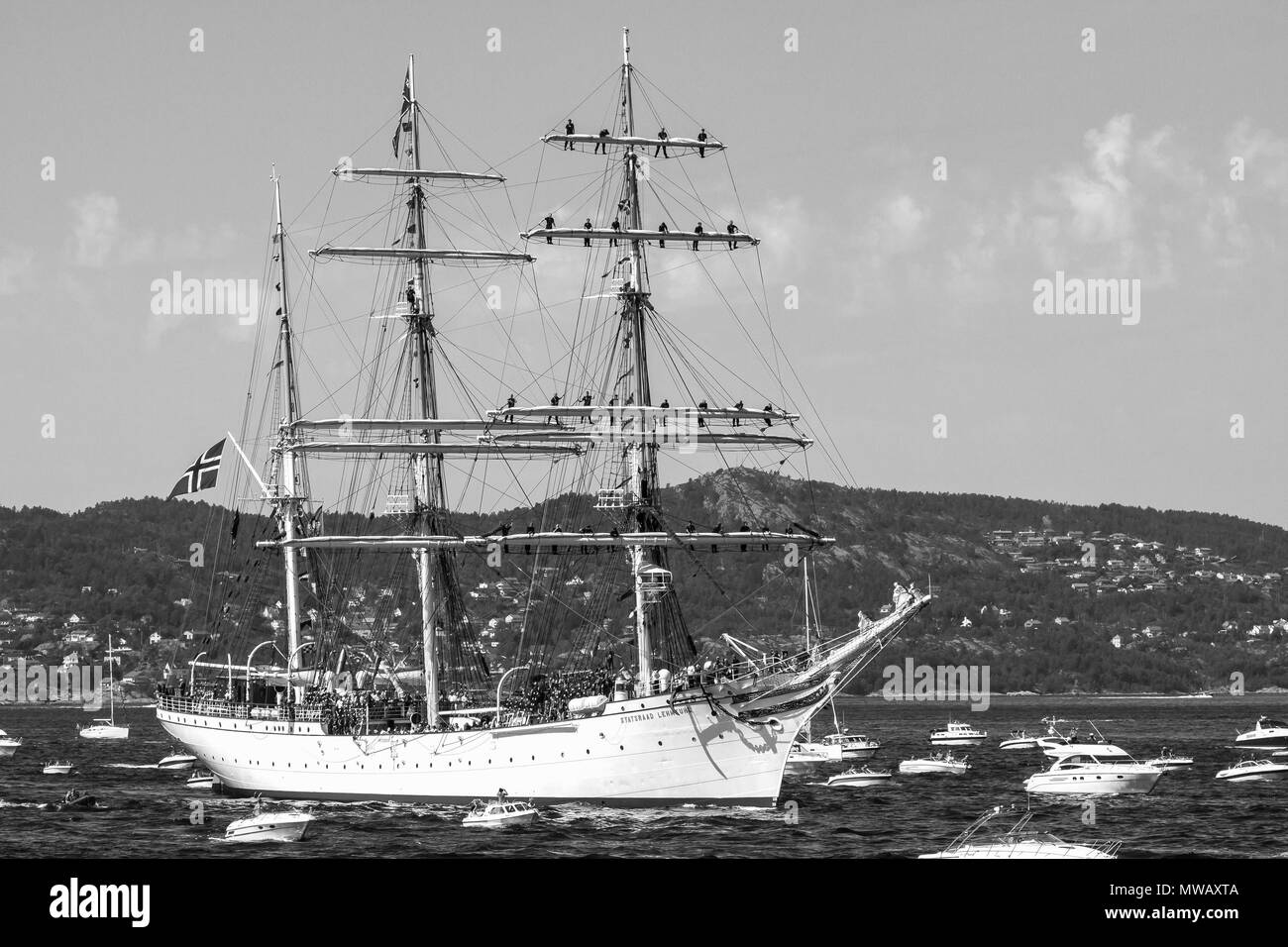 Tall Ships Race Bergen, Norwegen 2014. Norwegische 3-Mast Bark ''Statsraad Lehmkuhl'' Ankunft Byfjorden, Bergen mit einer Armada von kleinen Booten. Stockfoto