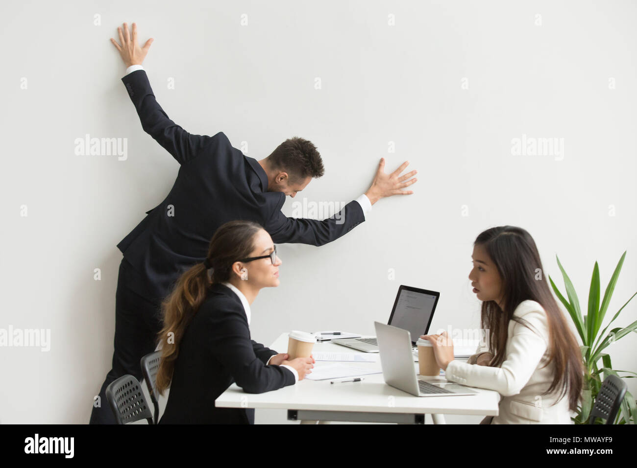 Geschäftsmann gelangweilt das Erhalten von stumpfen Arbeitsalltag bei Team Meeting Stockfoto